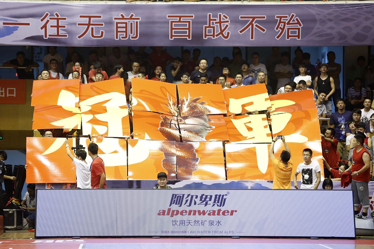 人队员团结一心在比赛中力挽狂澜
